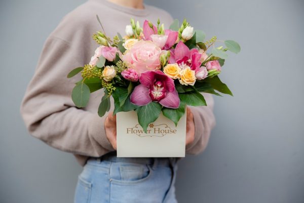 Trimite flori online targu mures cutie cu orhidee roz