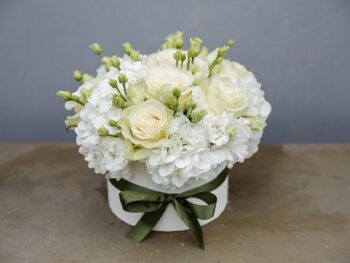 Cutie flori albe livrare mures