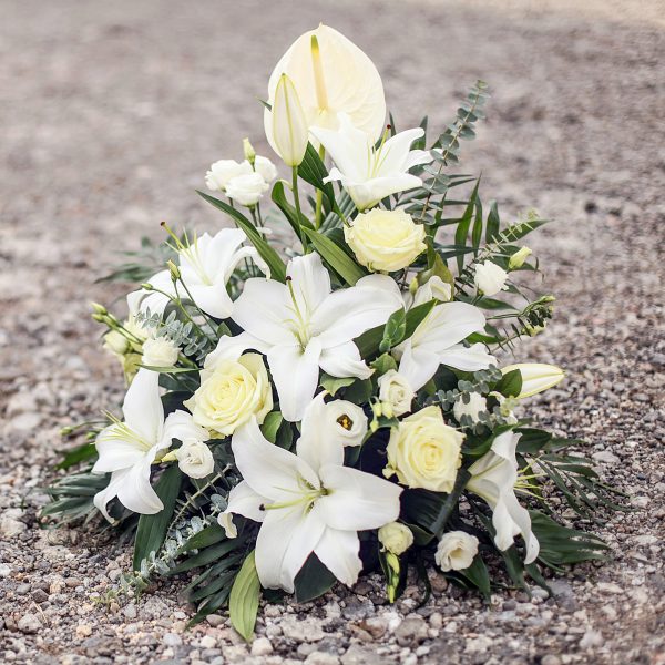 Aranjament cu crin și flori albe