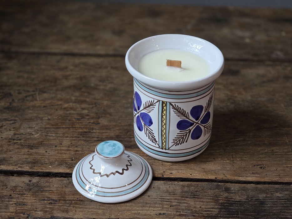 Lumanare handmade în recipient artizanal