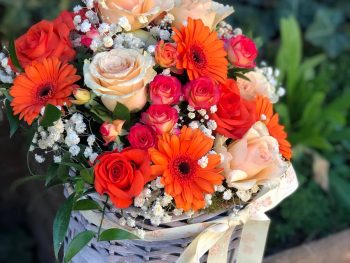 Coș cu flori în nuanțe portocalii