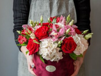 livrare flori mures cutie cu trandafiri rosii, flori roz