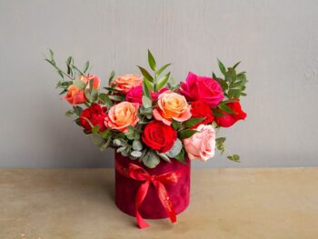 Aranjament floral cutie cu flori trandafiri livrare mures