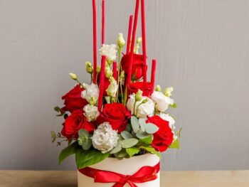 Aranjament floral cutie cu trandafiri și eustoma livrare mures