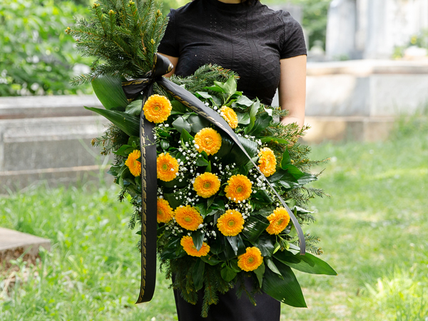 Jerbă cu gerbera în burete umed