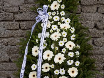 Coroană cu gerbera și crizanteme