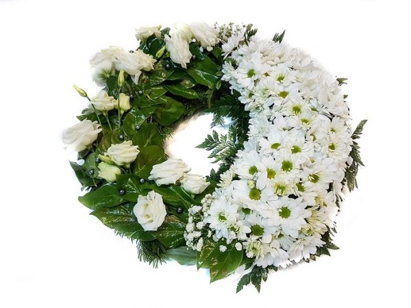 Coroniță modernă din flori albe