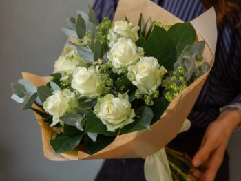 Buchet flori trandafiri alb livrare mures