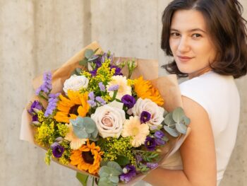 Buchet de flori floarea soarelui asortat cu trandafiri livrare mures