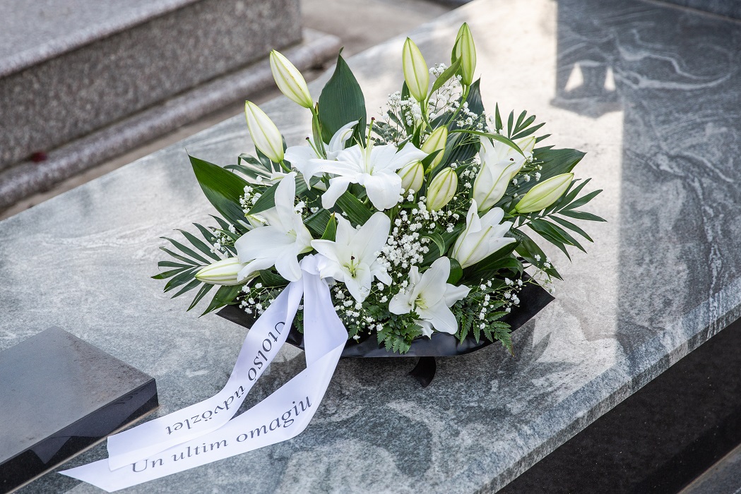 aranjament funerar din crini