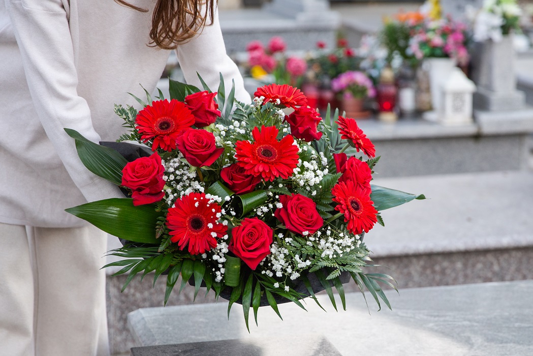 Aranjament funerar flori rosii livrare flori mures