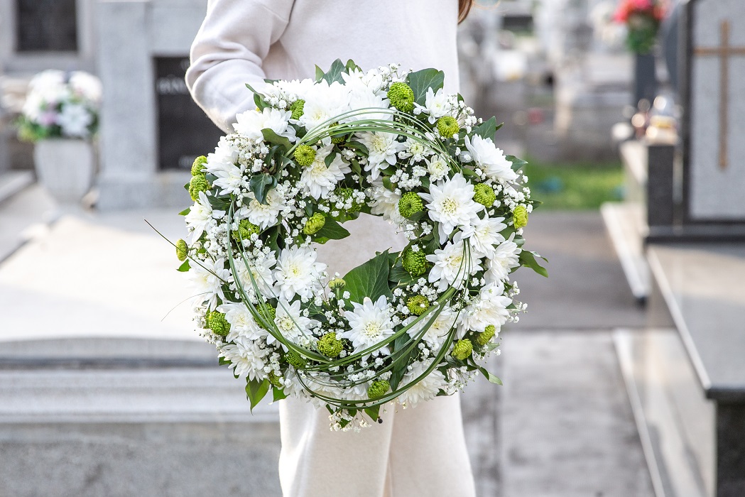 Coroniță funerară cu flori alb verde
