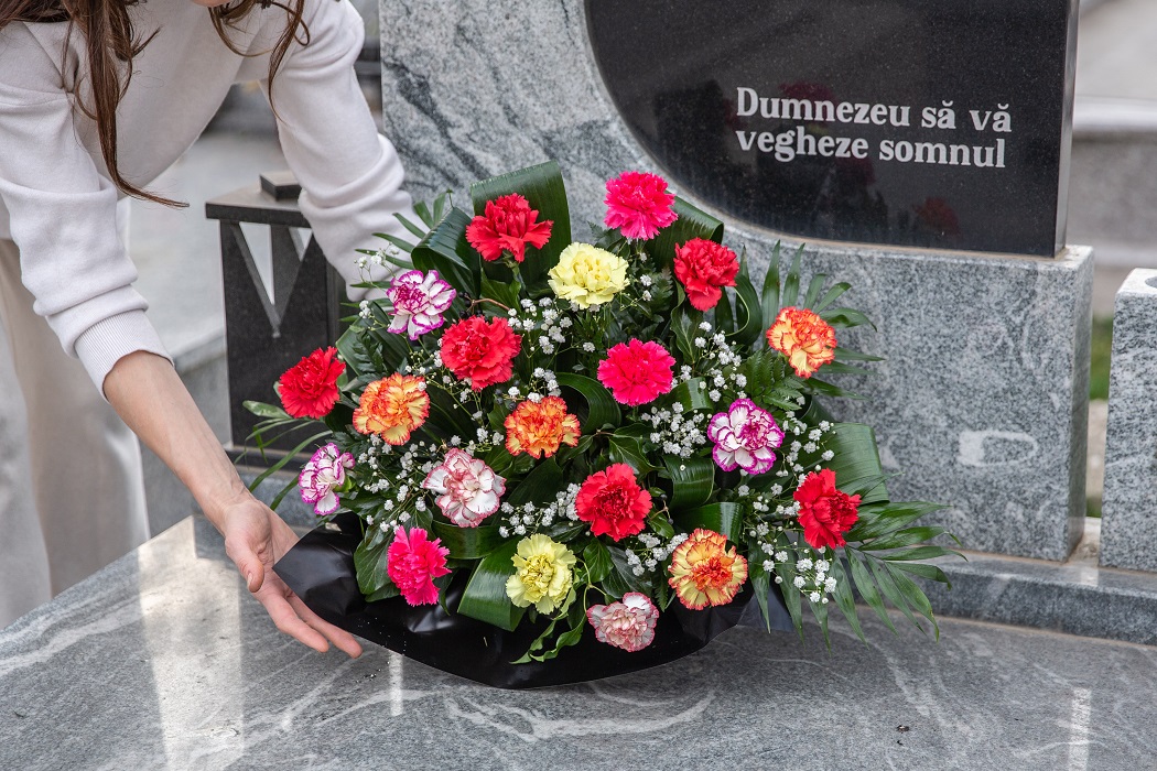 Aranjament funerar garoafe colorate livrare flori mures