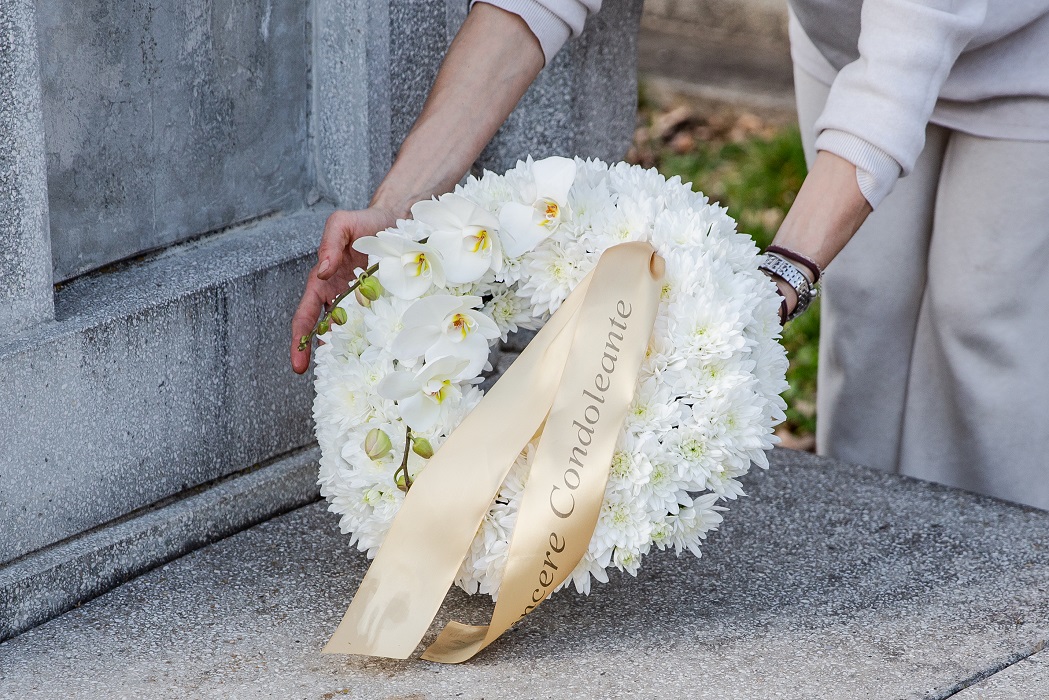 coronita funerara eleganta din flori albe