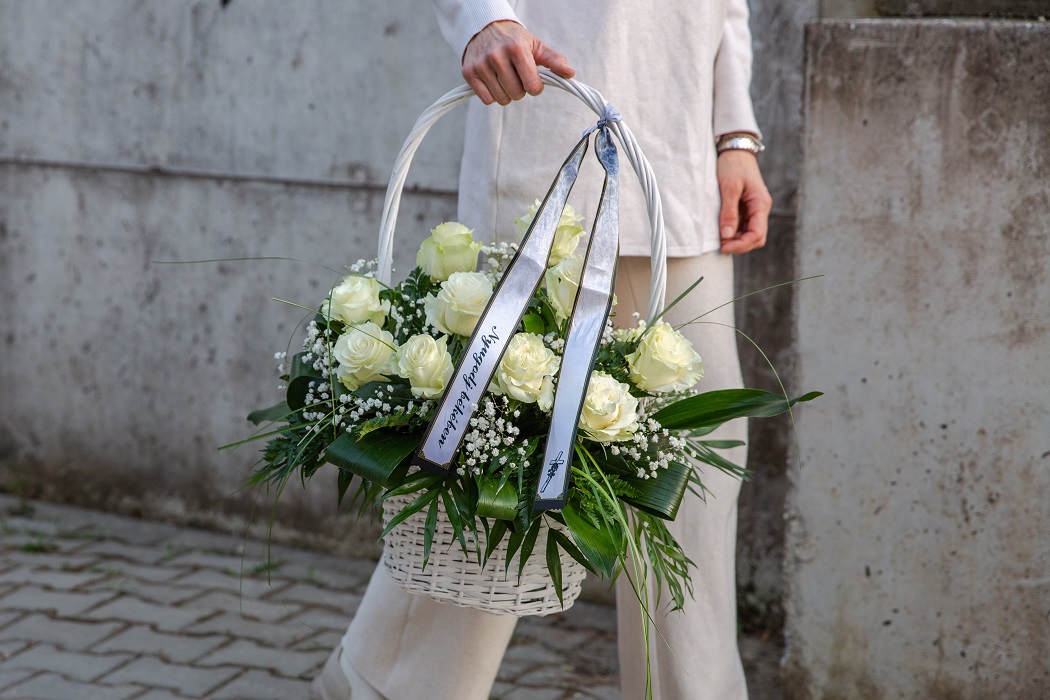 Aranjament funerar in cos din trandafiri albi livrare flori mures