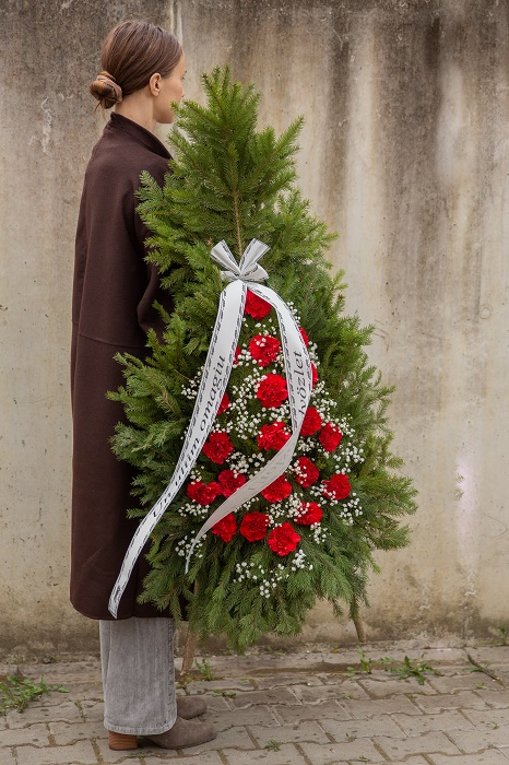 Coroană clasică din garoafe livrare coroane mures