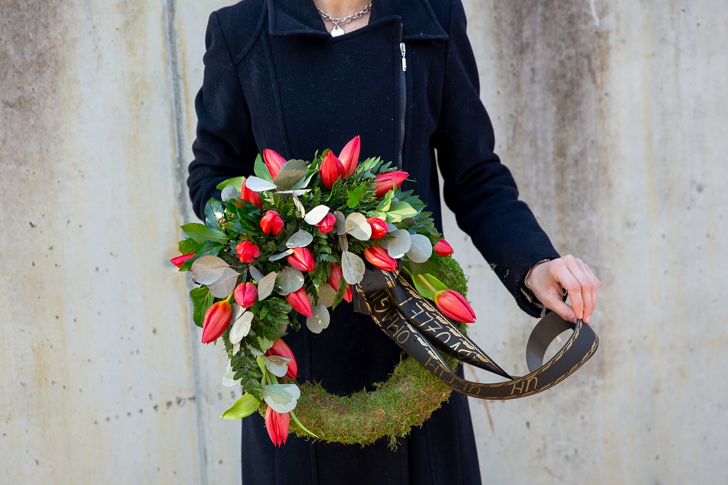 Coronita funerara lalele rosii livrare flori mures