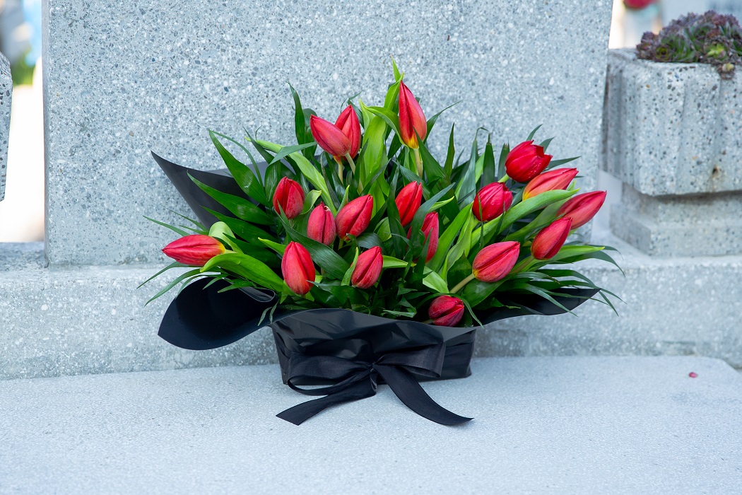 Aranjament funerar lalele rosii livrare flori mures