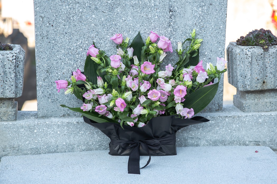 Aranjament funerar flori roz livrare flori mures