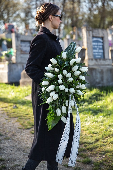 Aranjament funerar lalele albe livrare flori mures