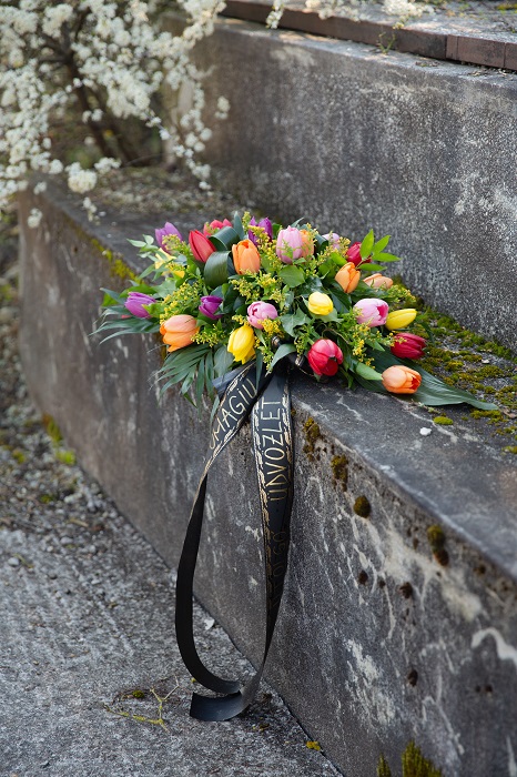 aranjament funerar cu lalele colorate livrare flori mures