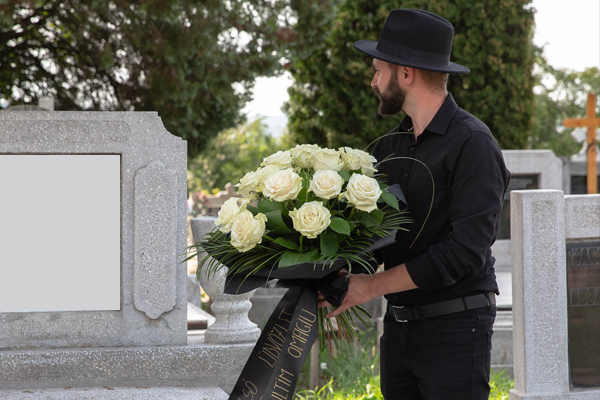 Buchet funerar din trandafiri