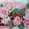 Cutie cu trandafiri roz și șampanie non-alcoolic