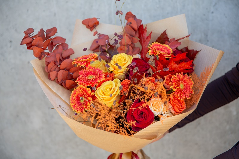 Buchet de toamna cu nuante de portocaliu livrare flori targu mures Buchet de toamna cu nuante de portocaliu livrare flori targu mures