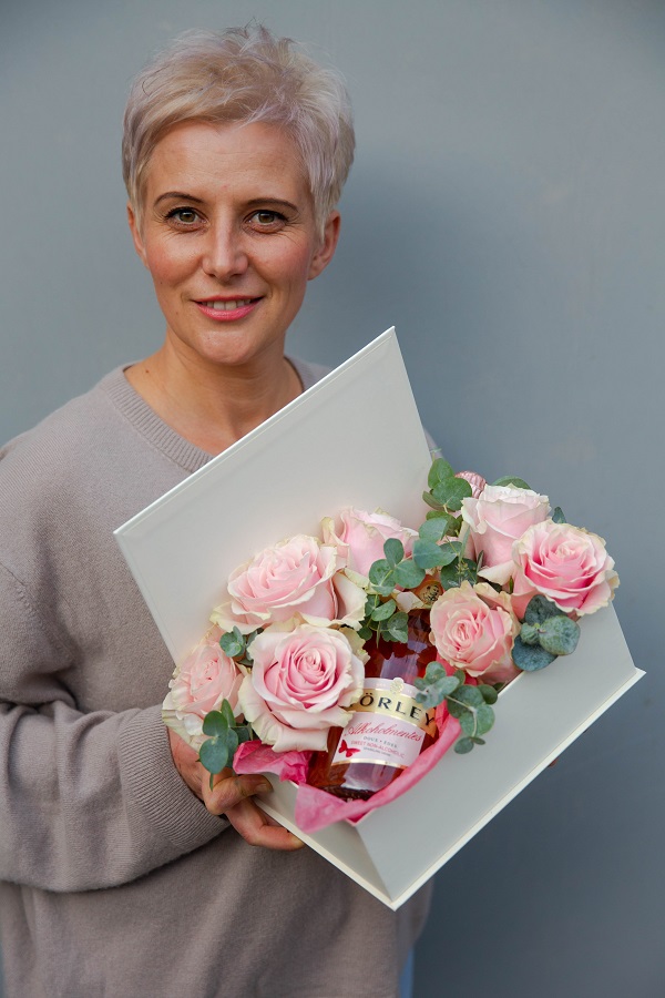 Livrare flori mures trimite cutie florala cu trandafiri roz