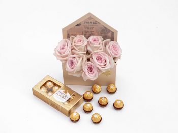 Pachet cu trandafiri în plic și Ferrero Rocher