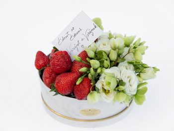 Cutie cu căpșuni și flori albe