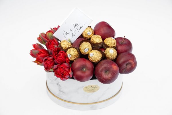Cutie delicioasă cu lalele și mere roșii