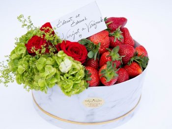 Cutie dulce cu flori și căpșuni