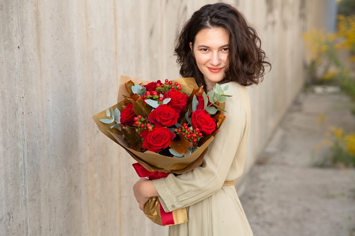 Buchet de toamna din trandafiri rosii livrare flori targu mures