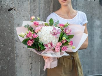 Buchet alb-roz cu flori delicate
