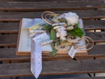 Carte decorativă cu 1 trandafir criogenat și plante artificiale, uscate