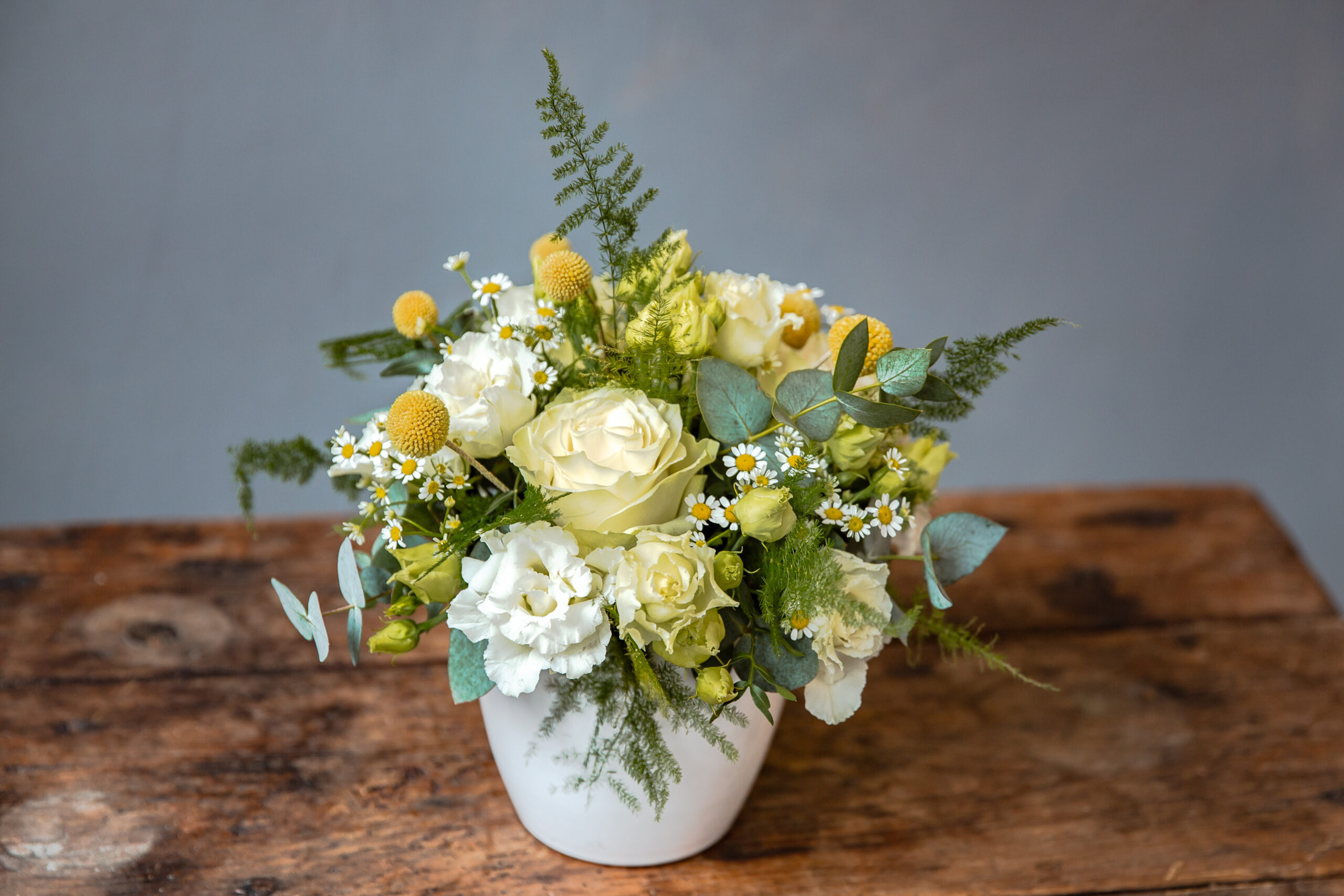 Aranjament in ceramica cu flori alb-galbene