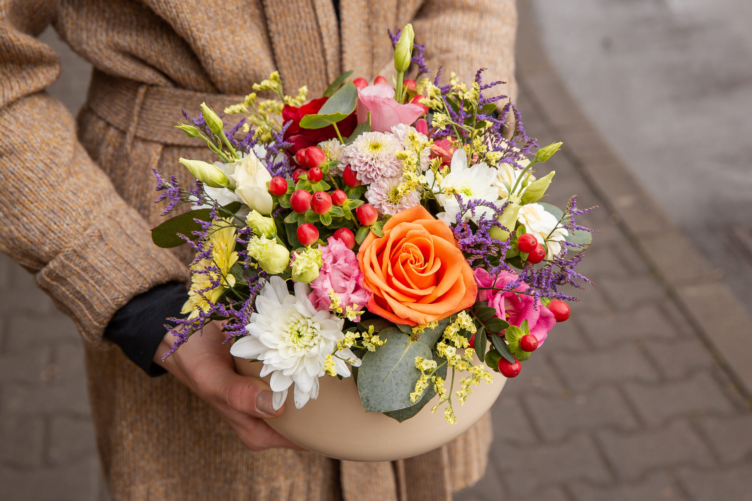 Aranjament în ceramică cu flori colorate