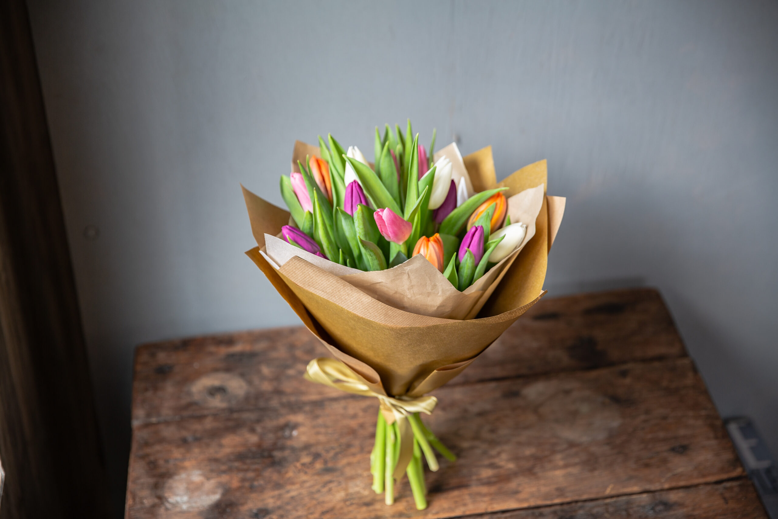 Bunchet simplist cu lalele colorate