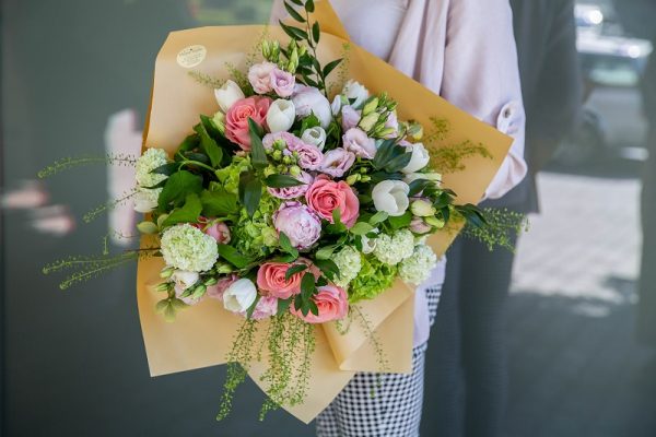 Buchet pastel cu flori asortate de primăvară
