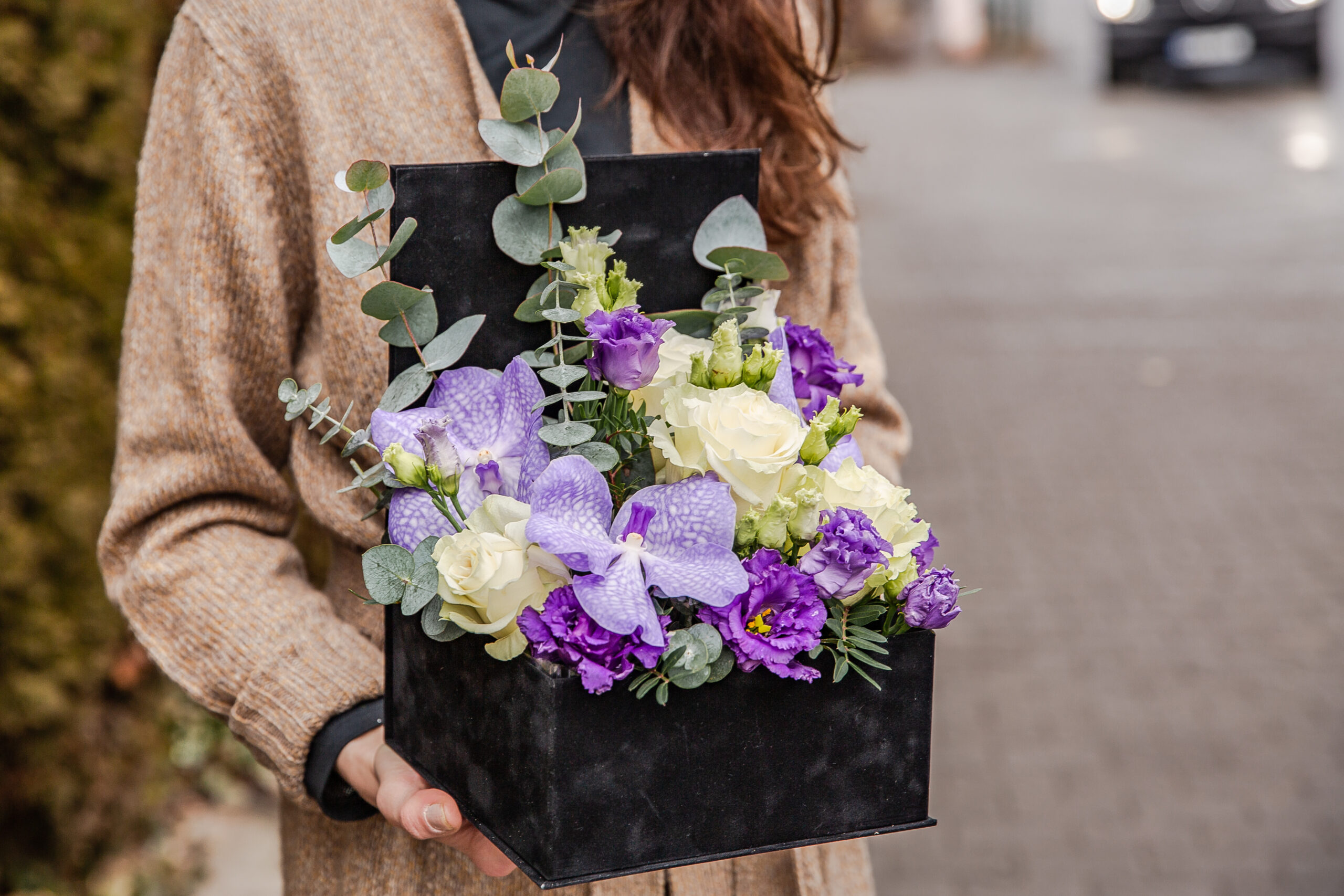 Cutie neagra din catifea cu flori mov-alb