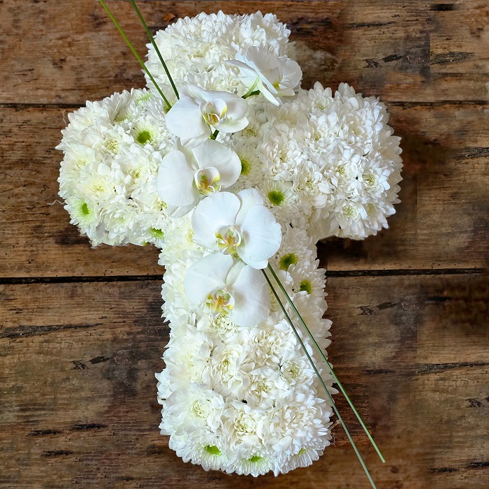 Cruce din flori albe livrare flori funerare coroane mures