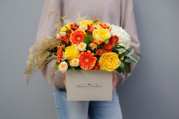 cutie flori livrare trimite flori cutie cu flori galben portocaliu