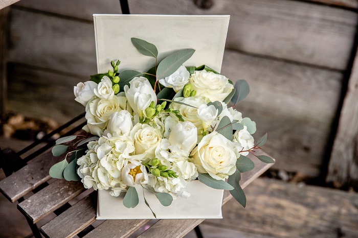 Aranjament floral in cutie alba de catifea livrare flori mures