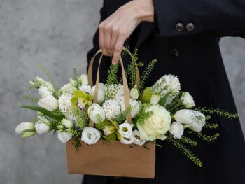 Aranjament floral flori albe primavara livrare flori mures