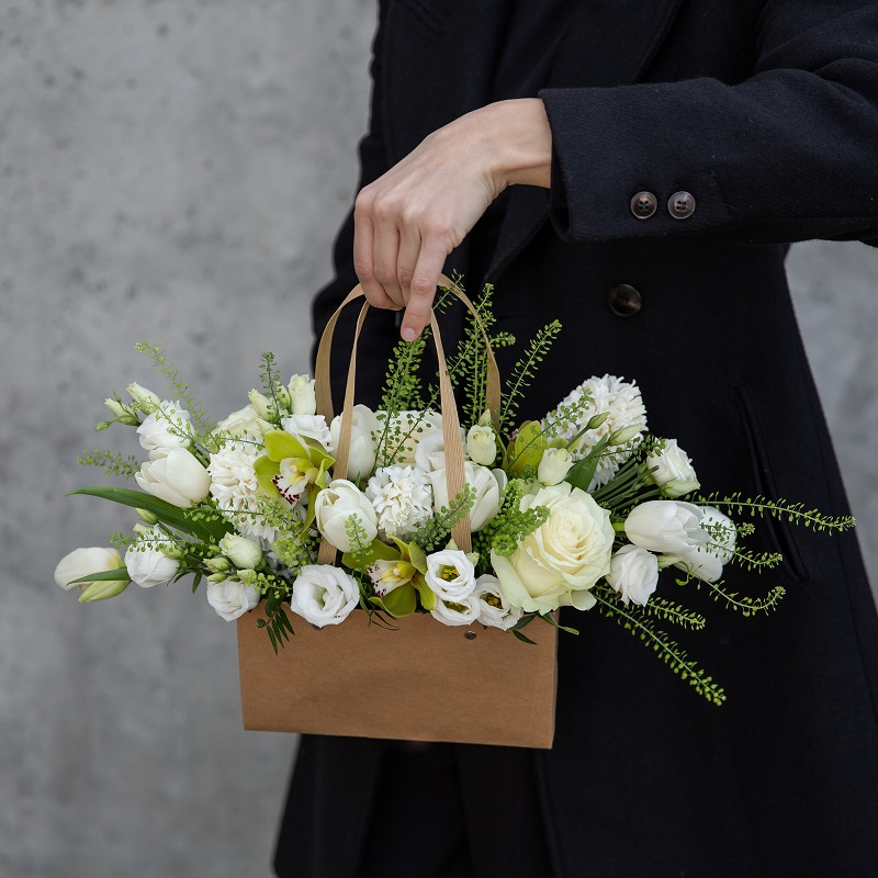 Aranjament floral flori albe primavara livrare flori mures