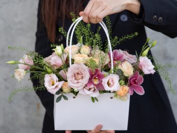 Aranjament floral flori roz livrare flori mures