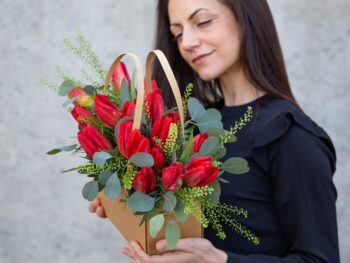 Sacosa lalele rosii livrare flori mures