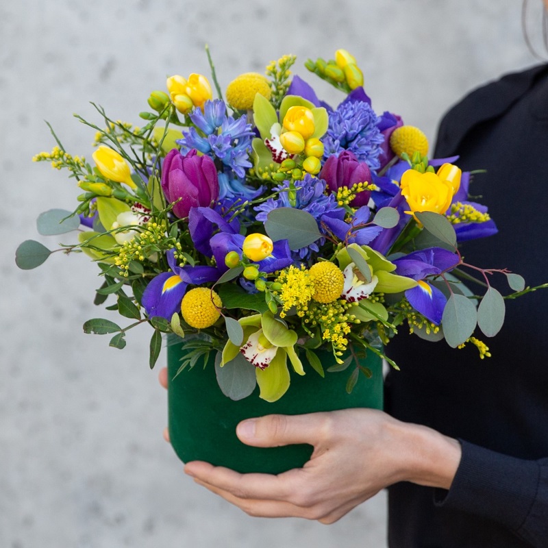 cutie cu flori de primăvară livrare mureș