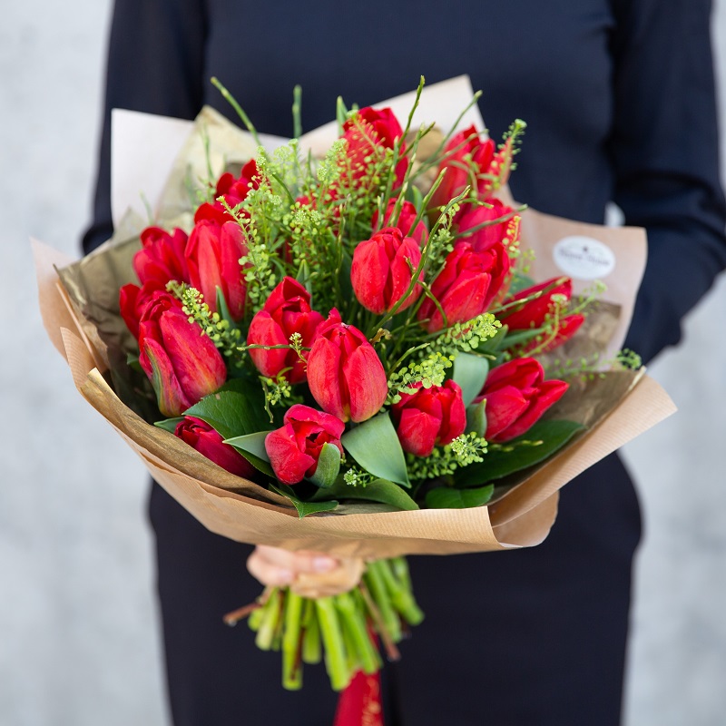 Buchet cu lalele roșii livrare flori mures